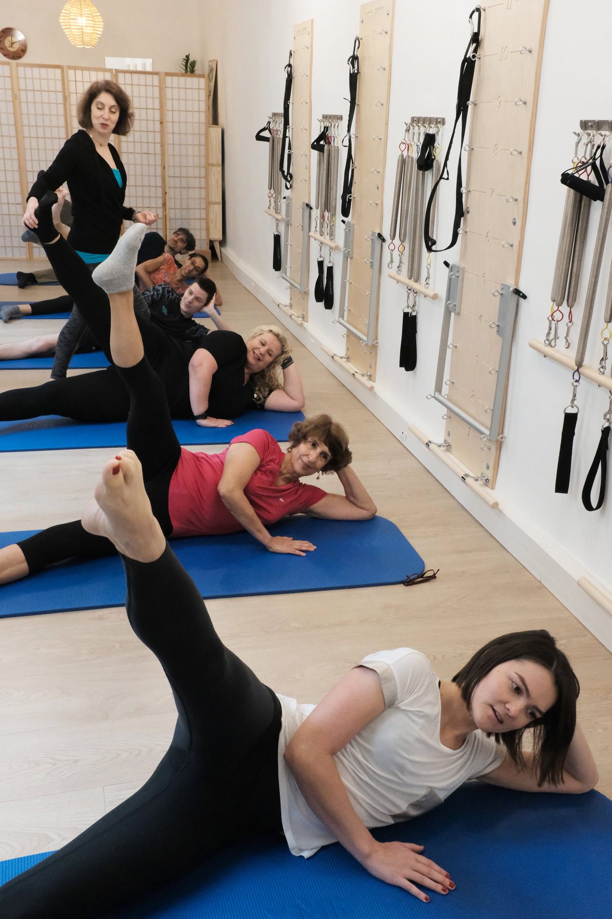 Cours collectif de Pilates au sol sur tapis